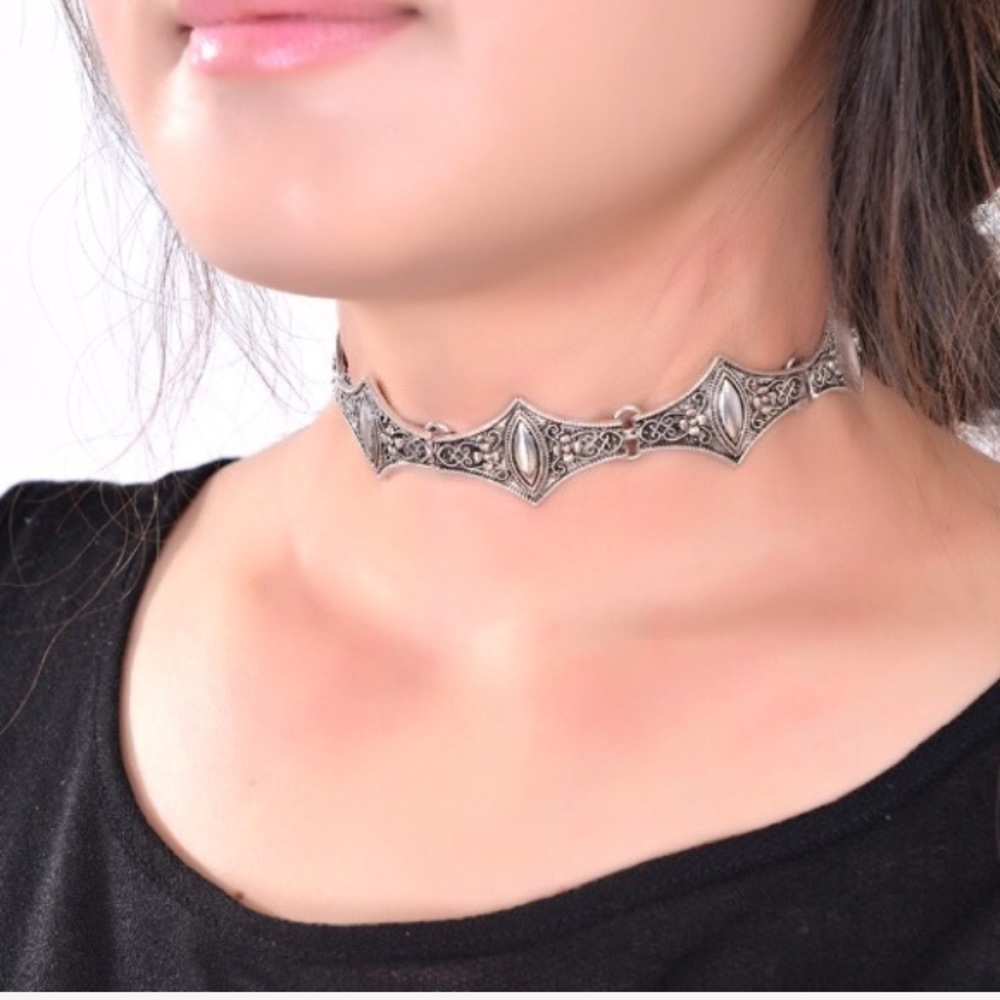 Silver choker
